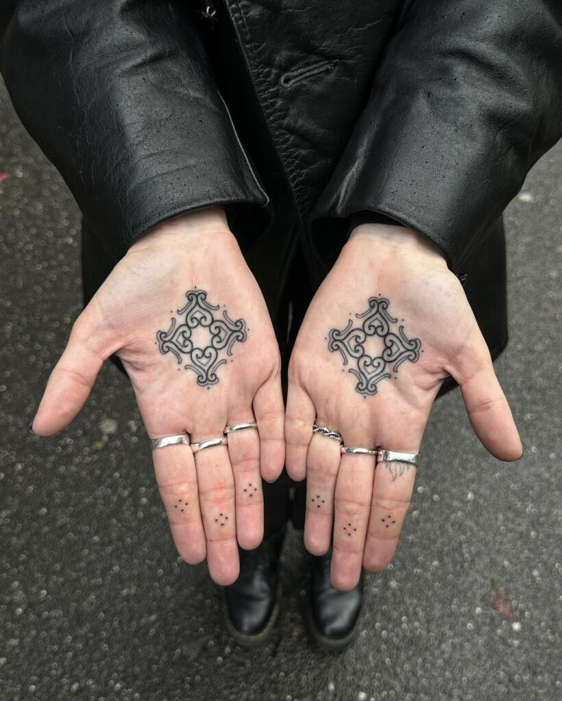Mandala tattoo met palm