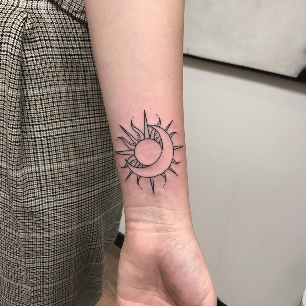 22 Etherische Zon En Maan Tattoos Voor Bruisende Nachtbrakers