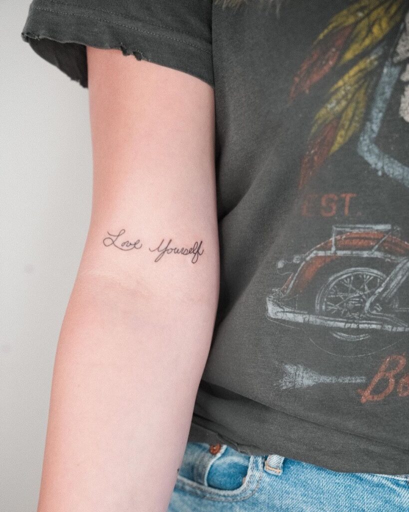 Een "hou van jezelf" tattoo in het schrift van je ouders