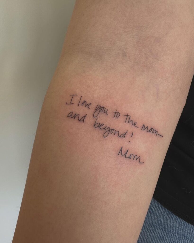 Een "I love you to the moon and beyond" tattoo in het handschrift van je moeder