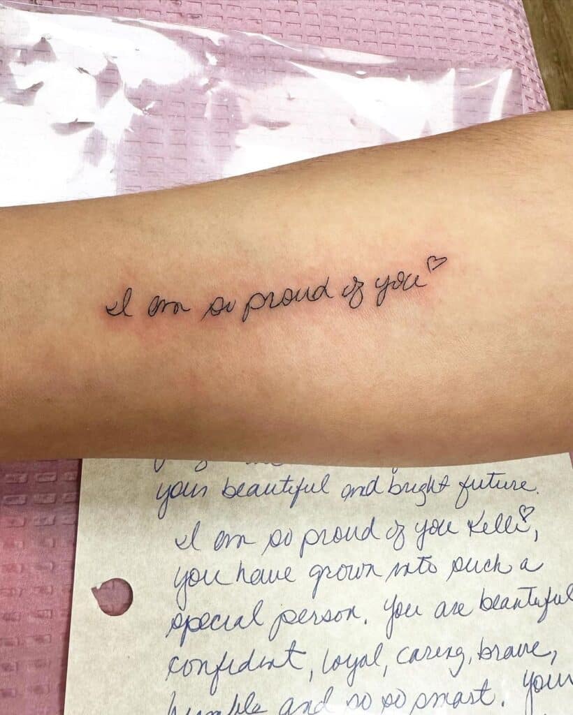 Een tattoo van "Ik ben zo trots op je" in het handschrift van je moeder