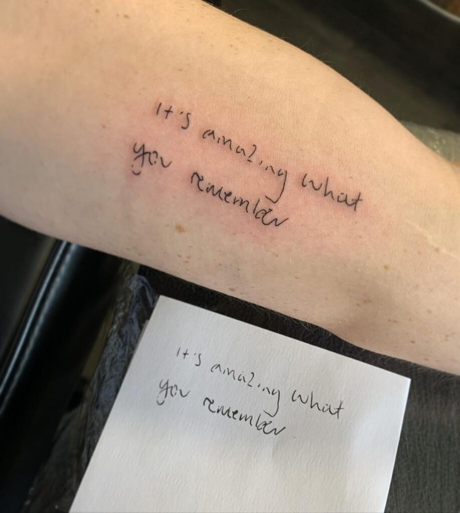 Een handgeschreven tattoo van "Het is verbazingwekkend wat je allemaal kunt onthouden"