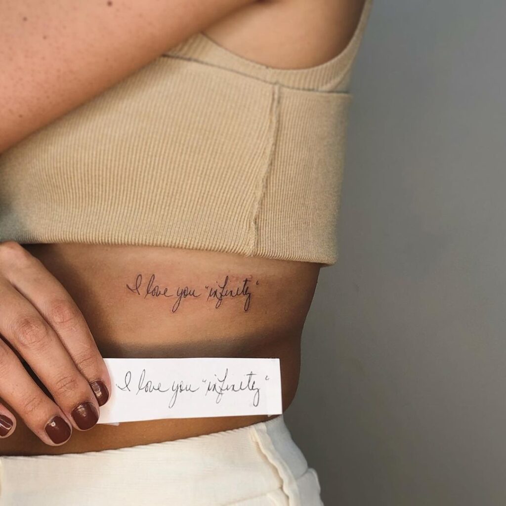 Een "I love you "infinity" tattoo in het handschrift van je oma