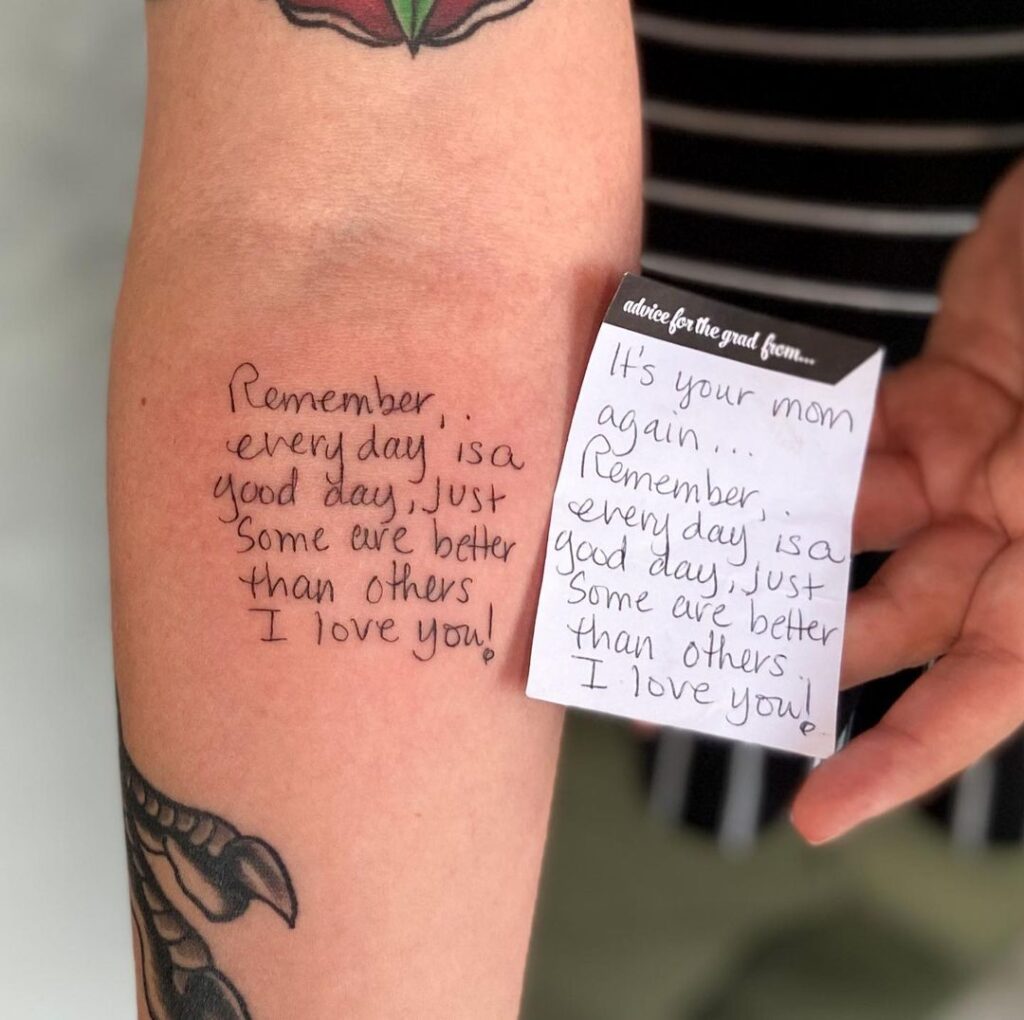 Een tattoo van een handgeschreven briefje van je moeder