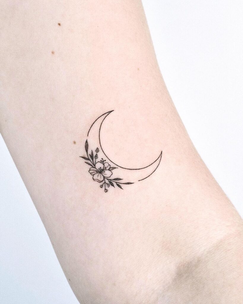 Maan en sterren tattoos met bloemendetails