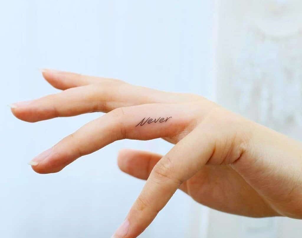 26 Één-woord Tattoos Die Getuigen Van De Kracht Van Eenvoud