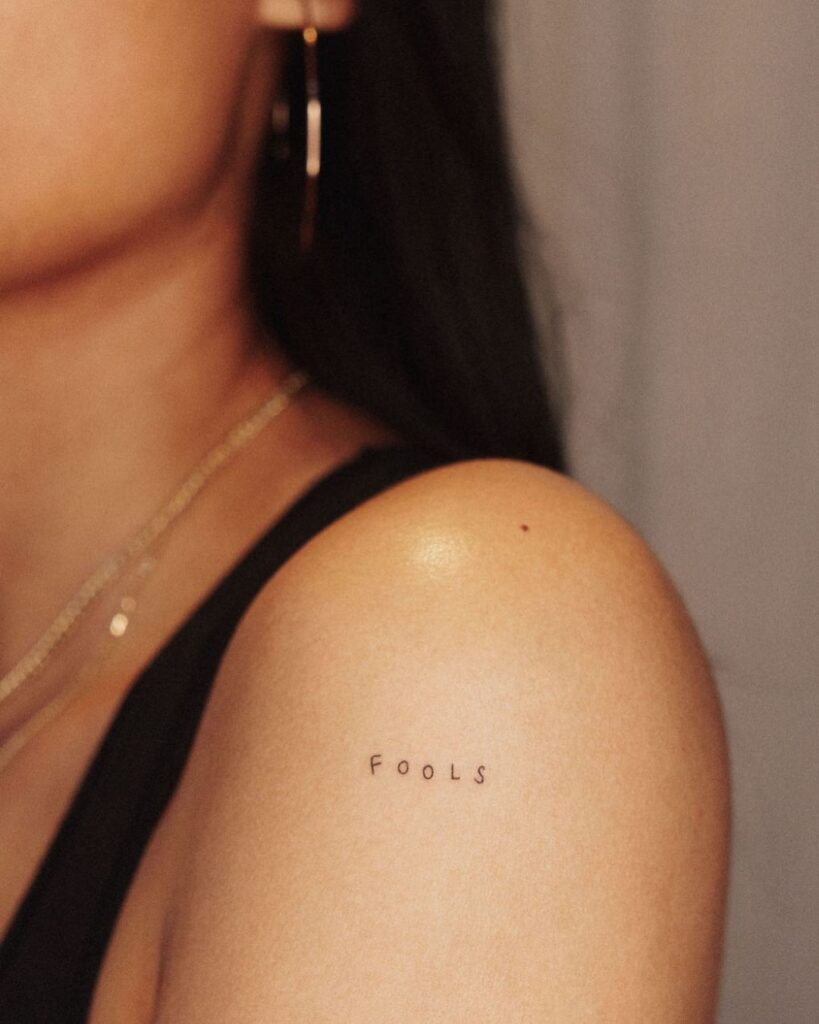 Een "fools" tattoo op de schouder