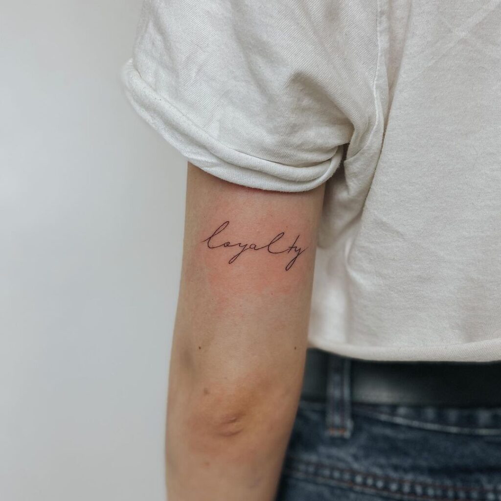 Een "loyaliteit" tattoo op de achterkant van je elleboog