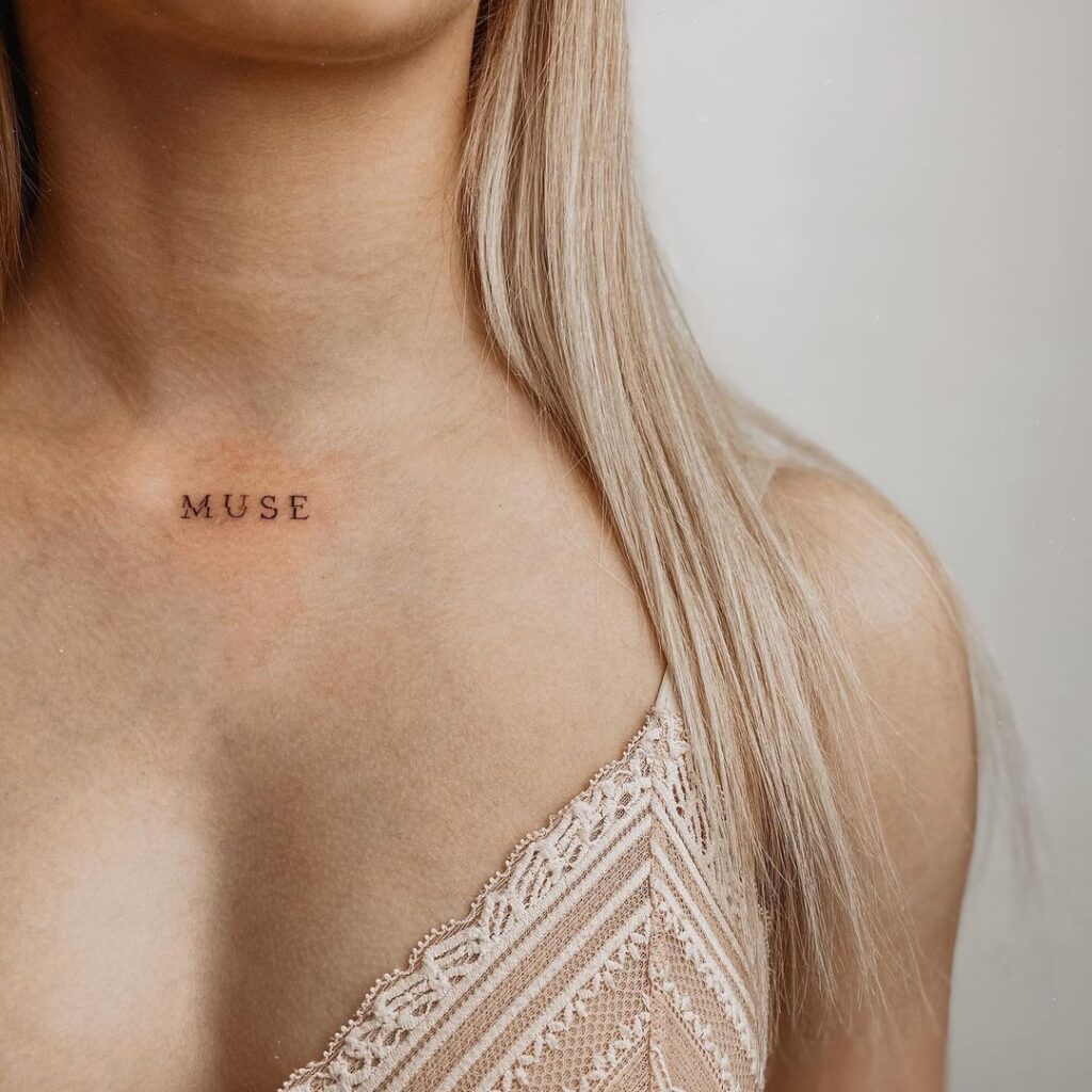 Een "muze" tattoo op de borst