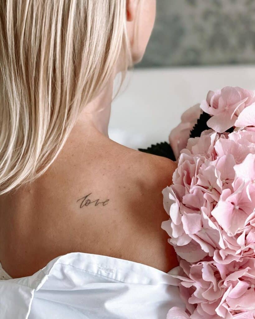 Een "liefde" tattoo op de schouder