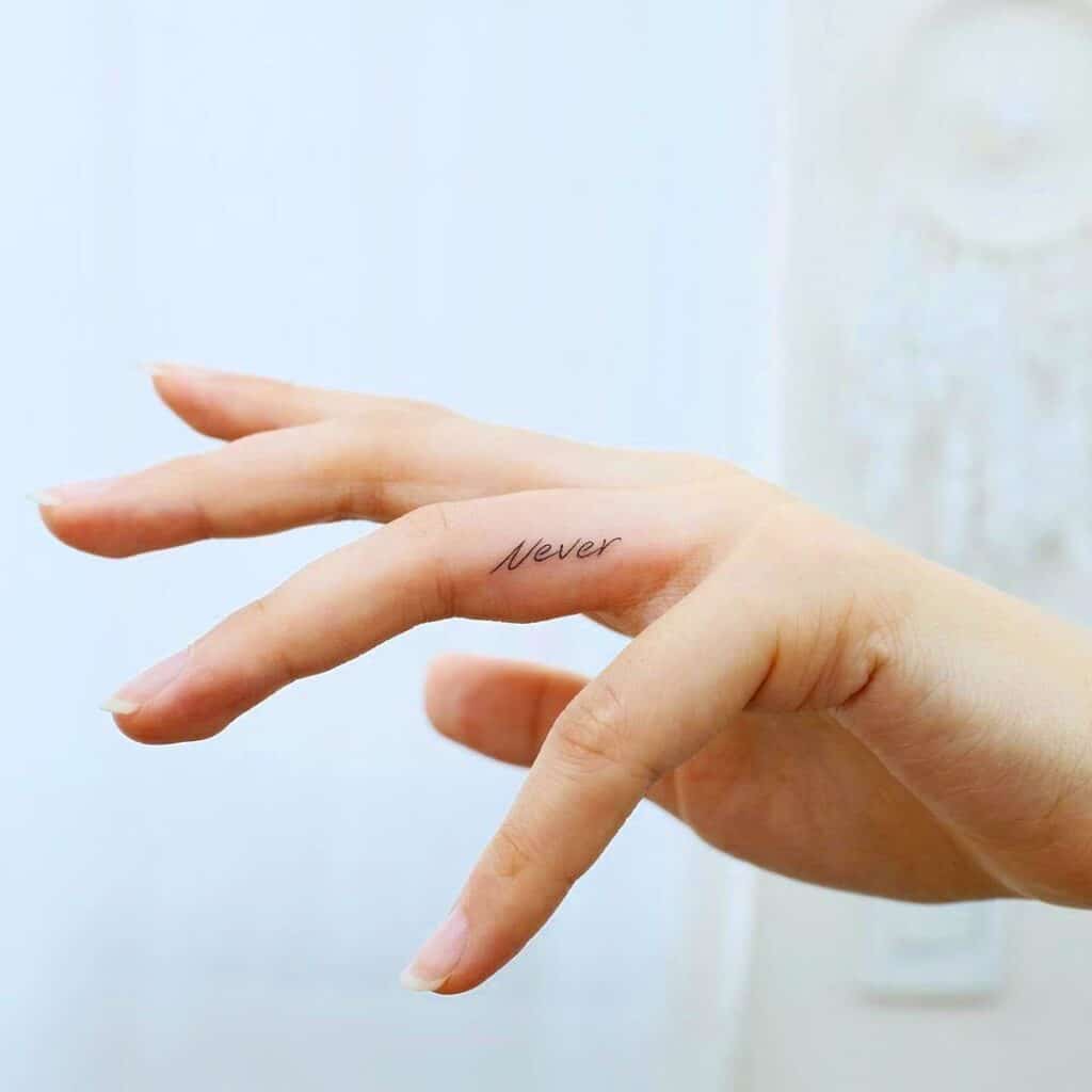 Een "never" tattoo op de vinger