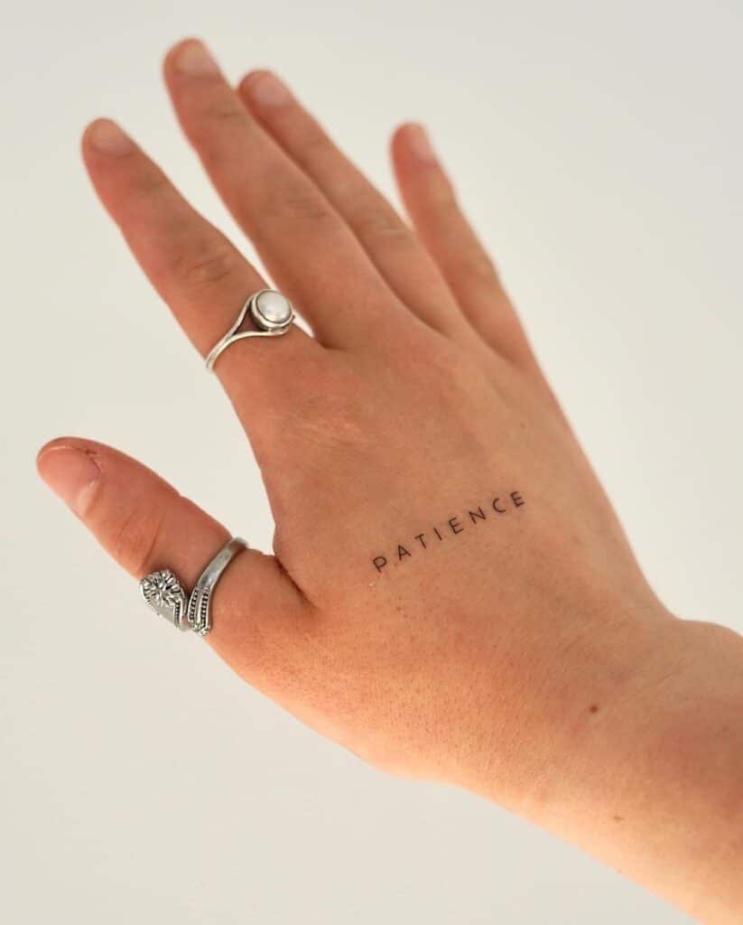 Een "geduld" tattoo op de hand