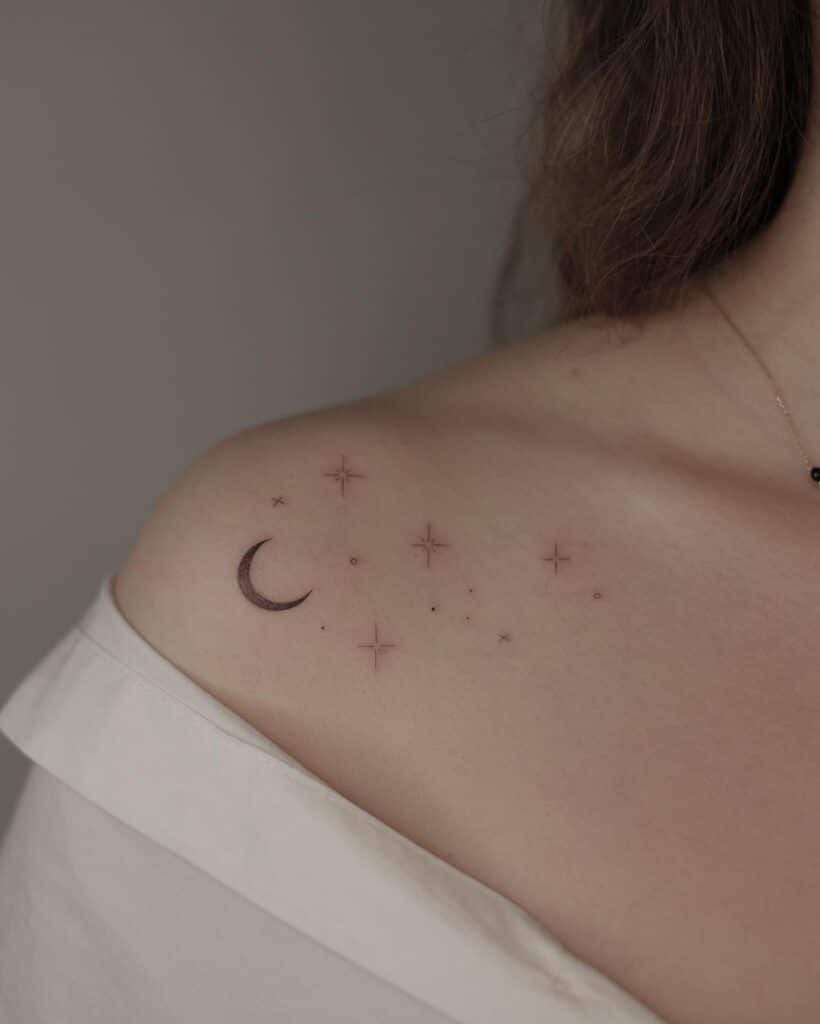Minimalistische maan en sterren tattoos