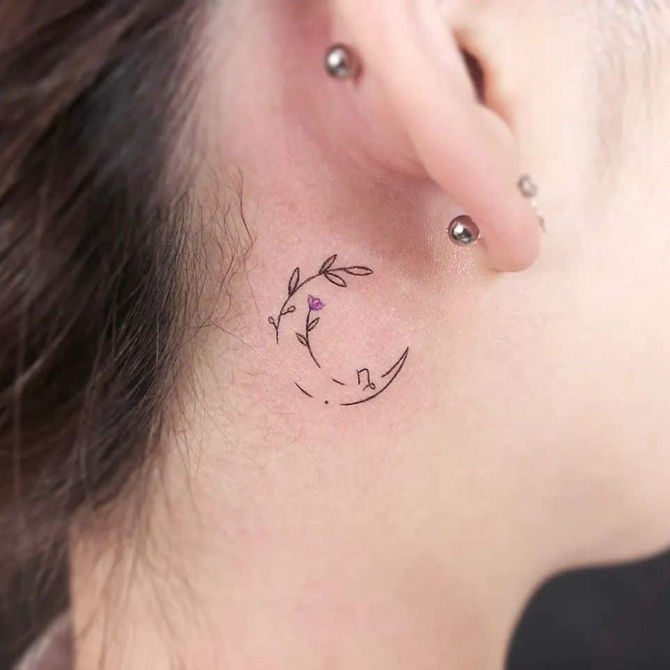 Maan en sterren tattoos met bloemendetails