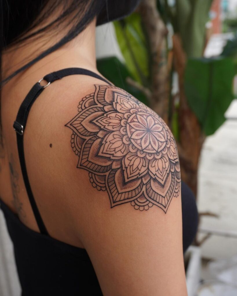 Mandala schouder tattoo