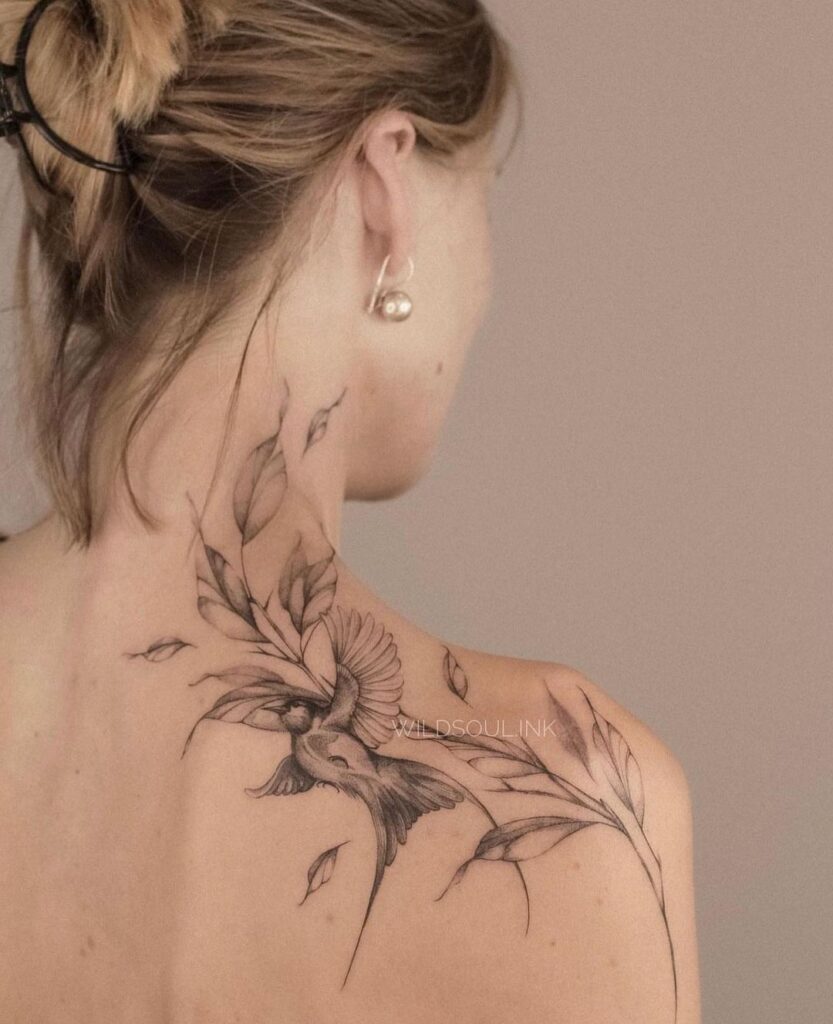Bloemige schouder tattoo met vogels