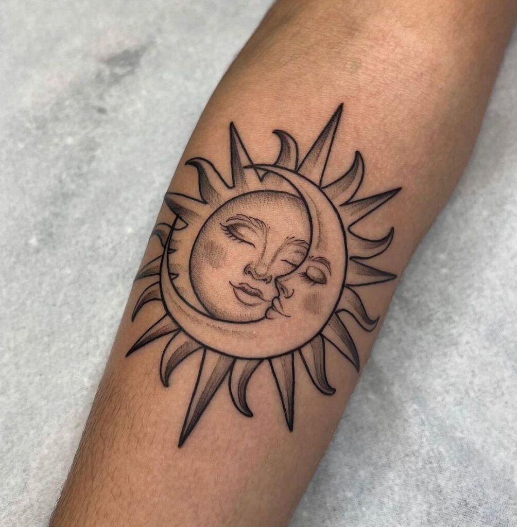 22 Etherische Zon En Maan Tattoos Voor Bruisende Nachtbrakers