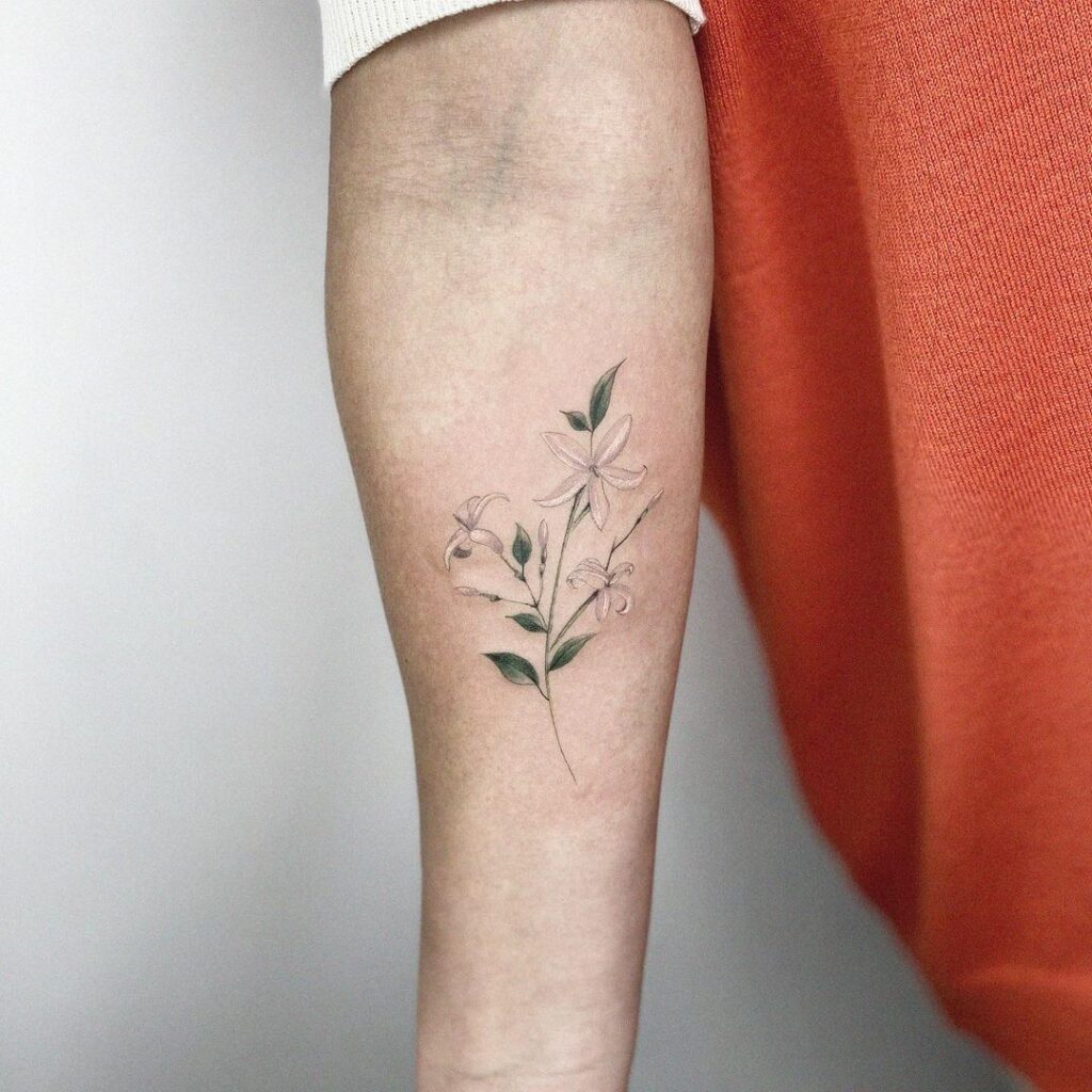 10. Een witte jasmijn tattoo op de onderarm