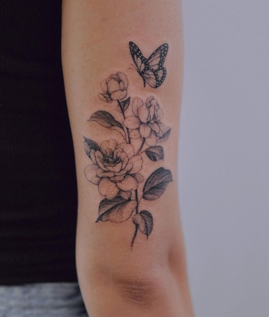 12. Een tattoo van een jasmijnbloem en een vlinder 