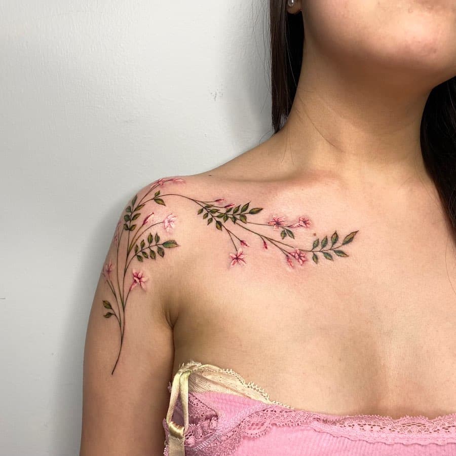 22. Een roze jasmijn tattoo 