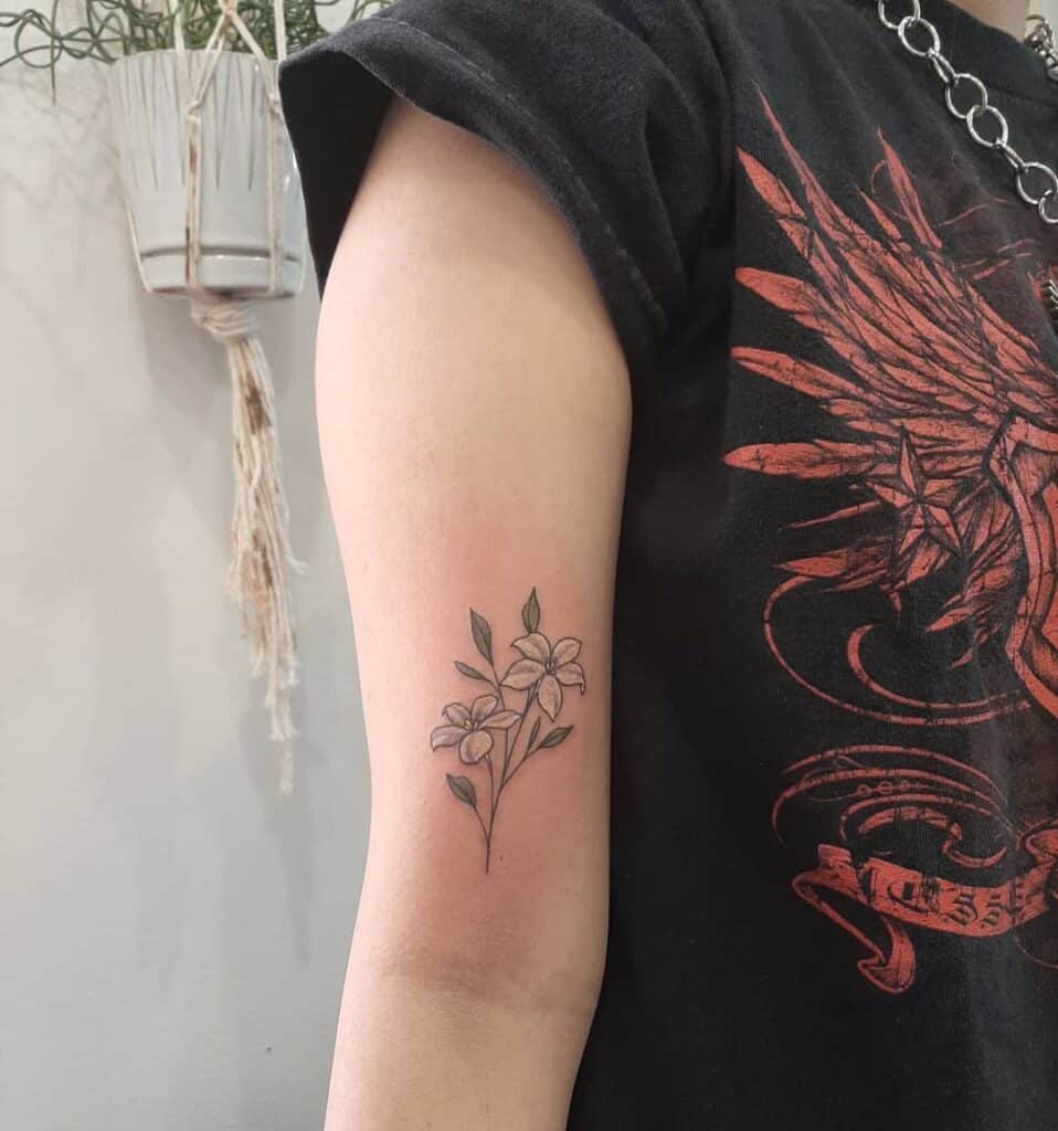 7. Een tattoo van een jasmijnbloem op de bovenarm