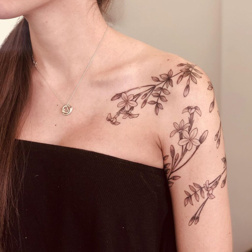 8. Een tattoo van een klimmende jasmijnbloem op de schouder