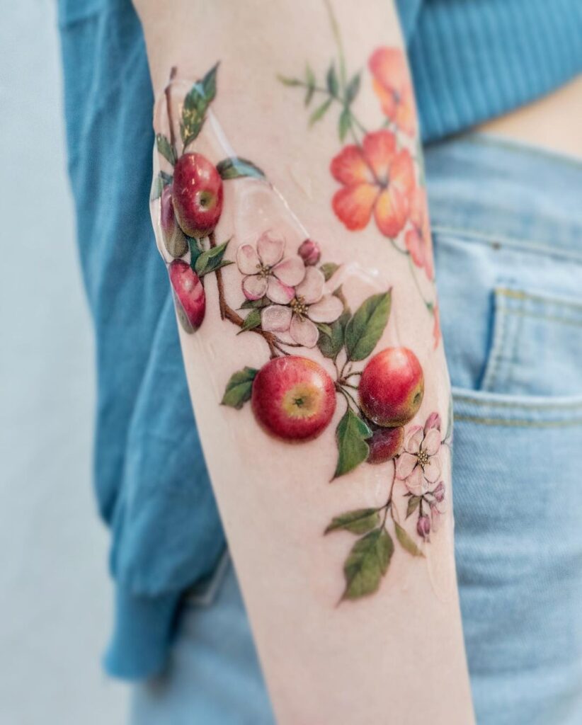 1. Een realistische, kleurrijke appeltak tattoo 