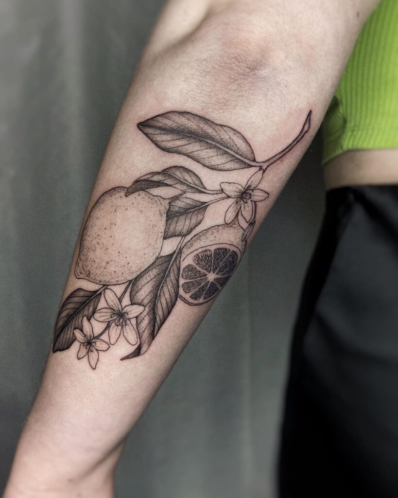 1. Een tattoo van een citroentak met citroenbloesem