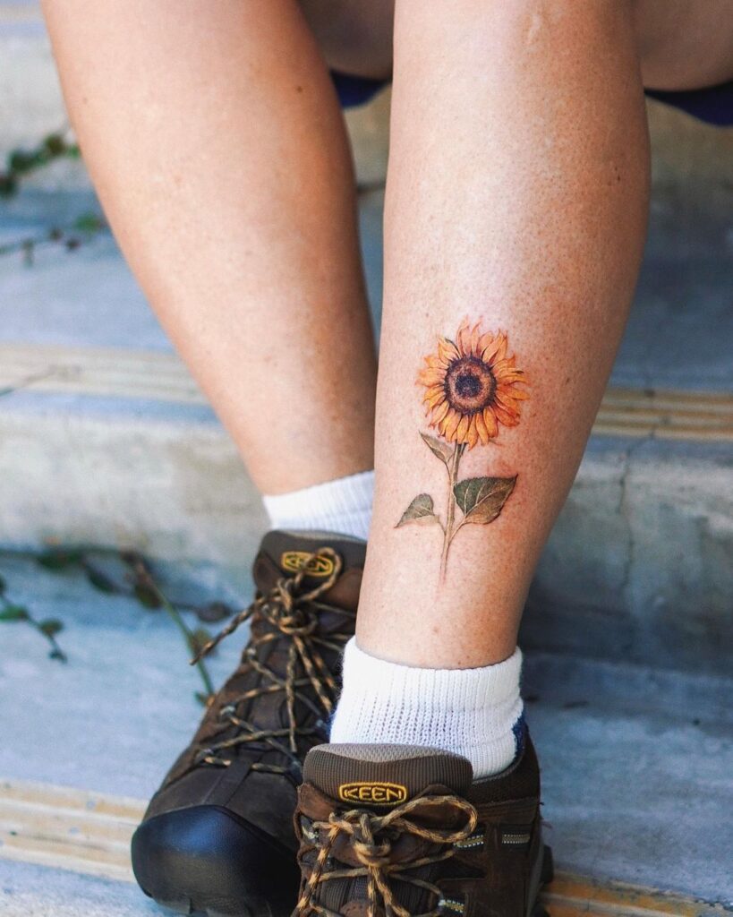 10. Een tatoeage van zonnebloemen op je been
