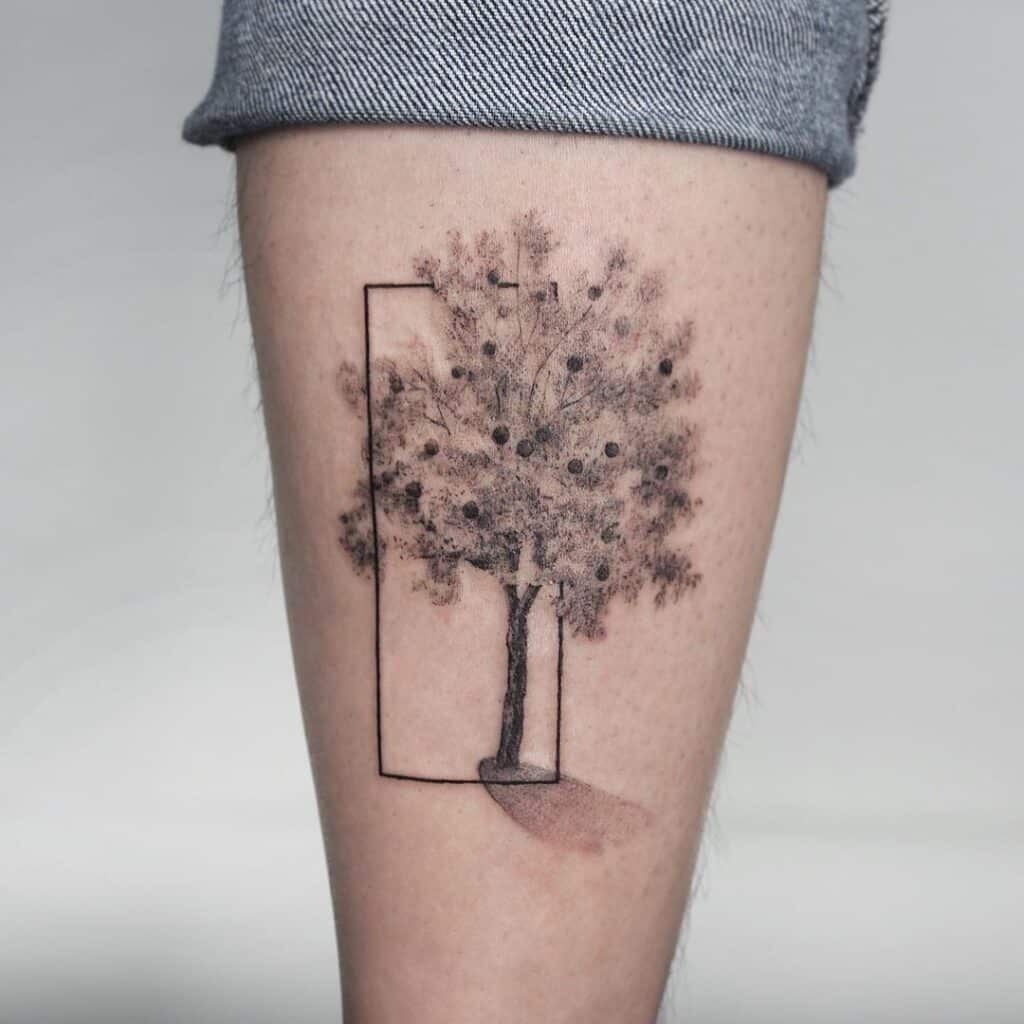 10. Nog een tattoo van een appelboom met geometrische vormen 