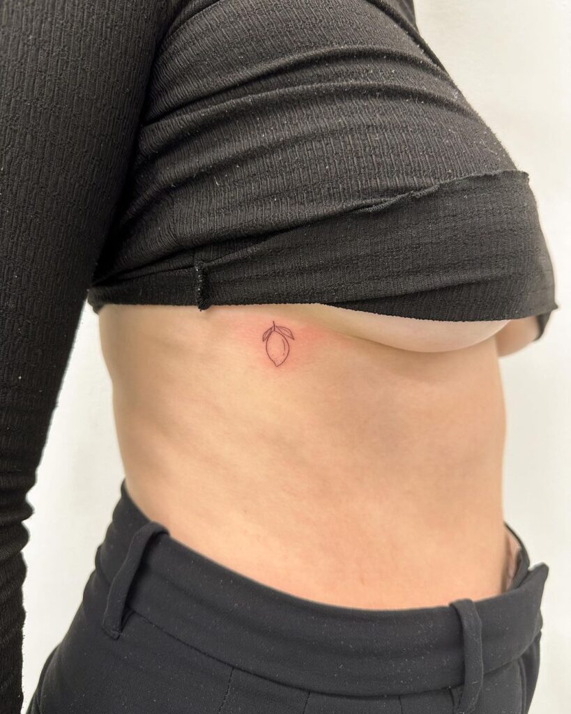 11. Een kleine lemon tattoo op de ribbenkast 