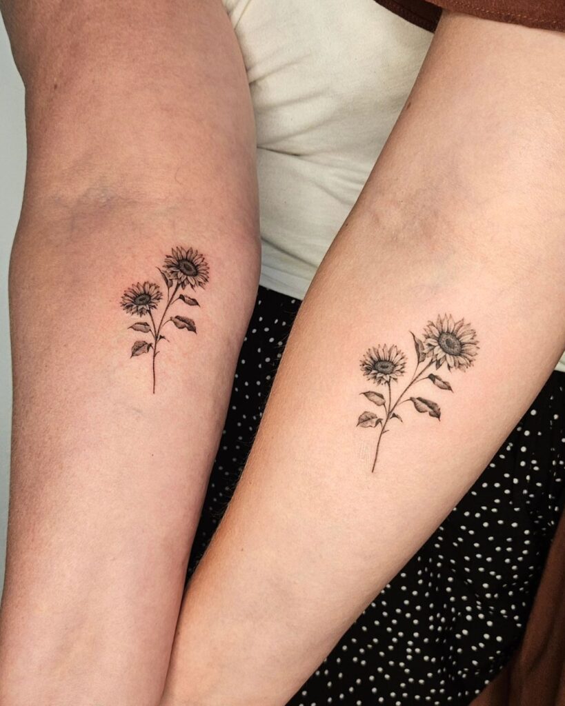 12. Een bijpassende zonnebloem tattoo van moeder en dochter 