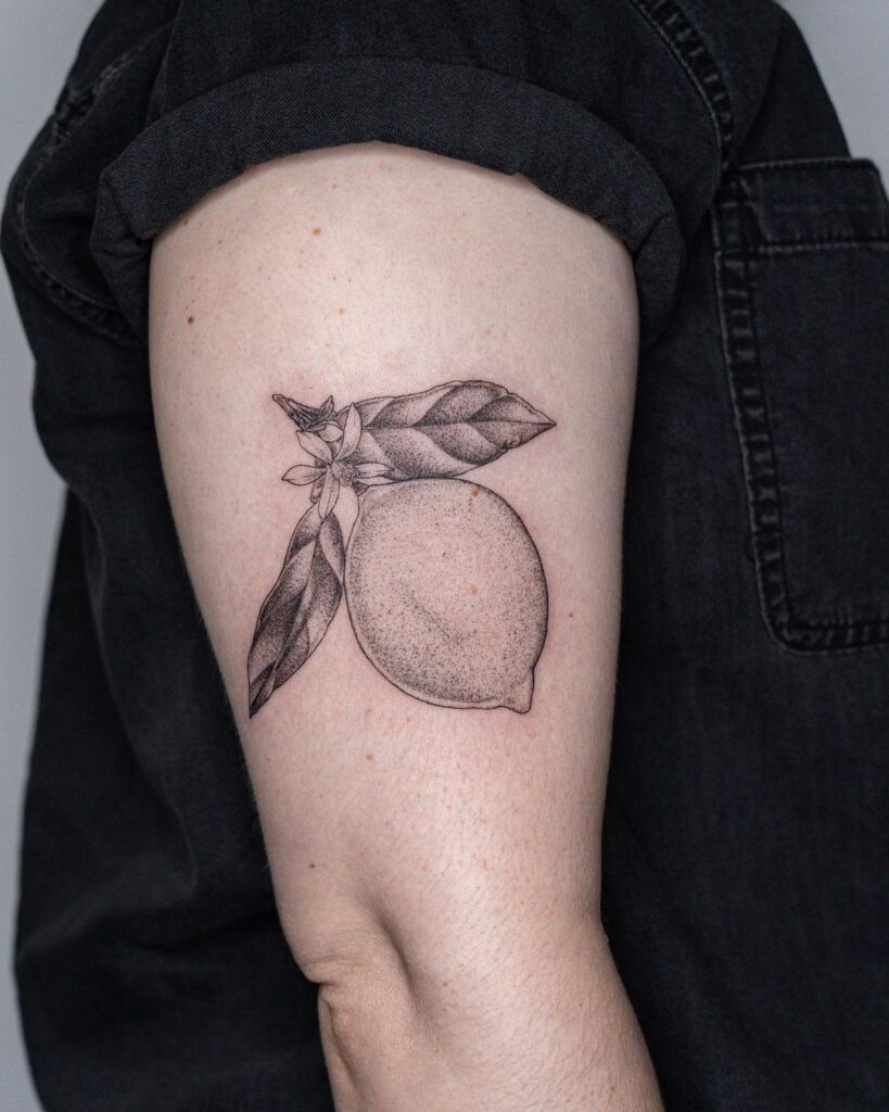 12. Een dotwork lemon tattoo