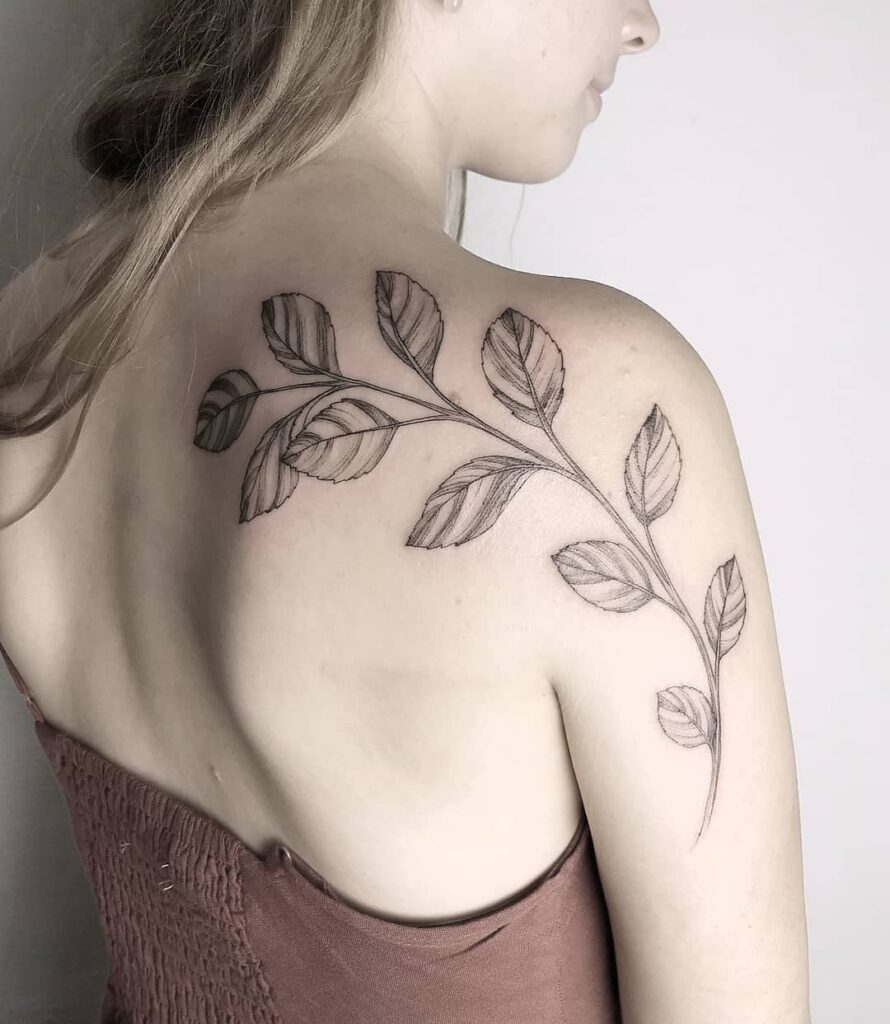12. Een tattoo van appelboombladeren verspreid over de schouder 