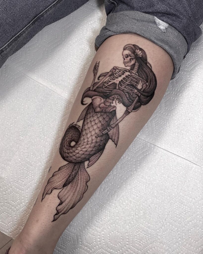 13. Een skelet zeemeermin tattoo op het been