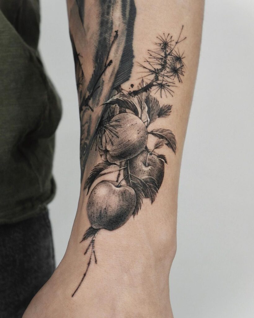 14. Een zwarte appelboom tattoo 