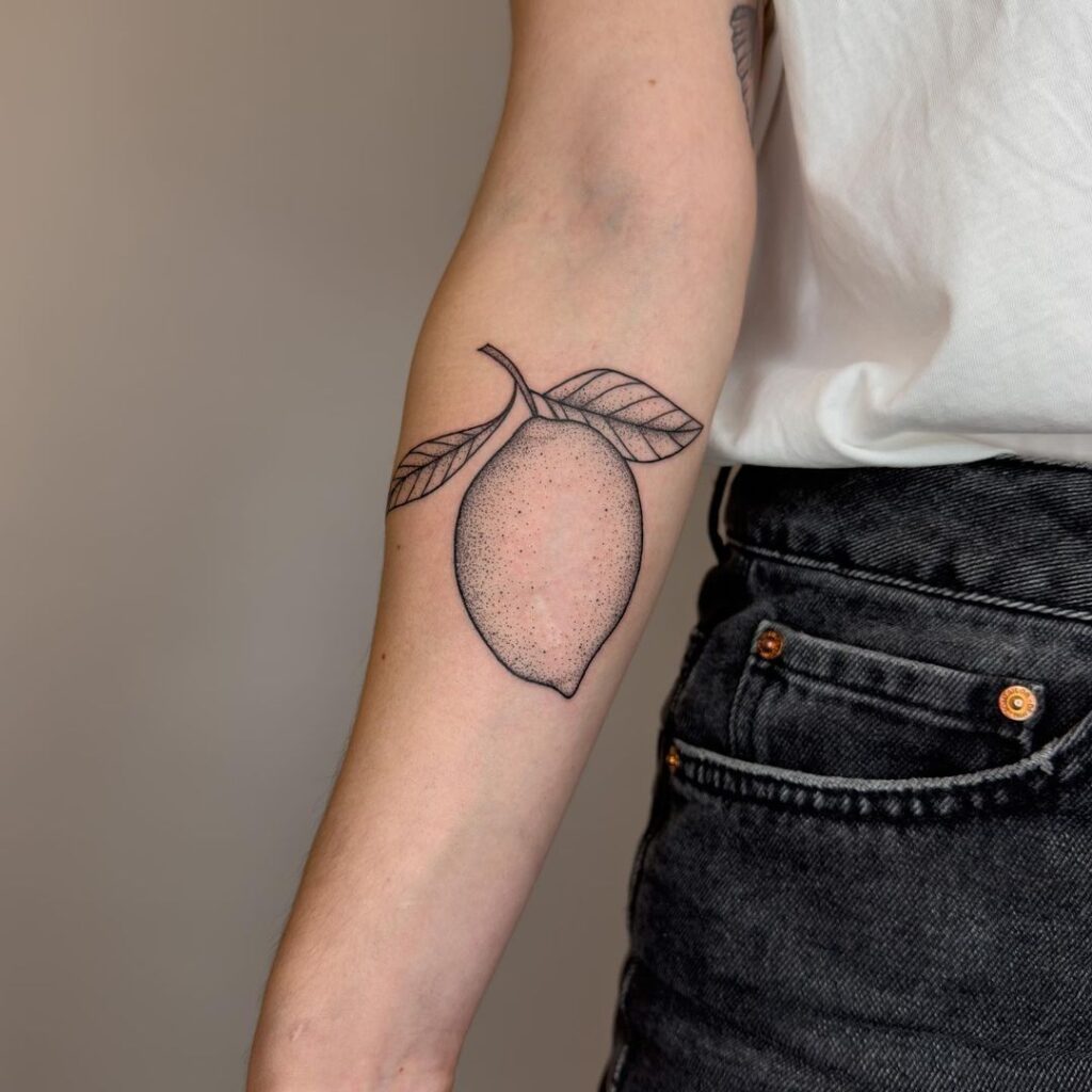 15. Een grote en gedurfde lemon tattoo