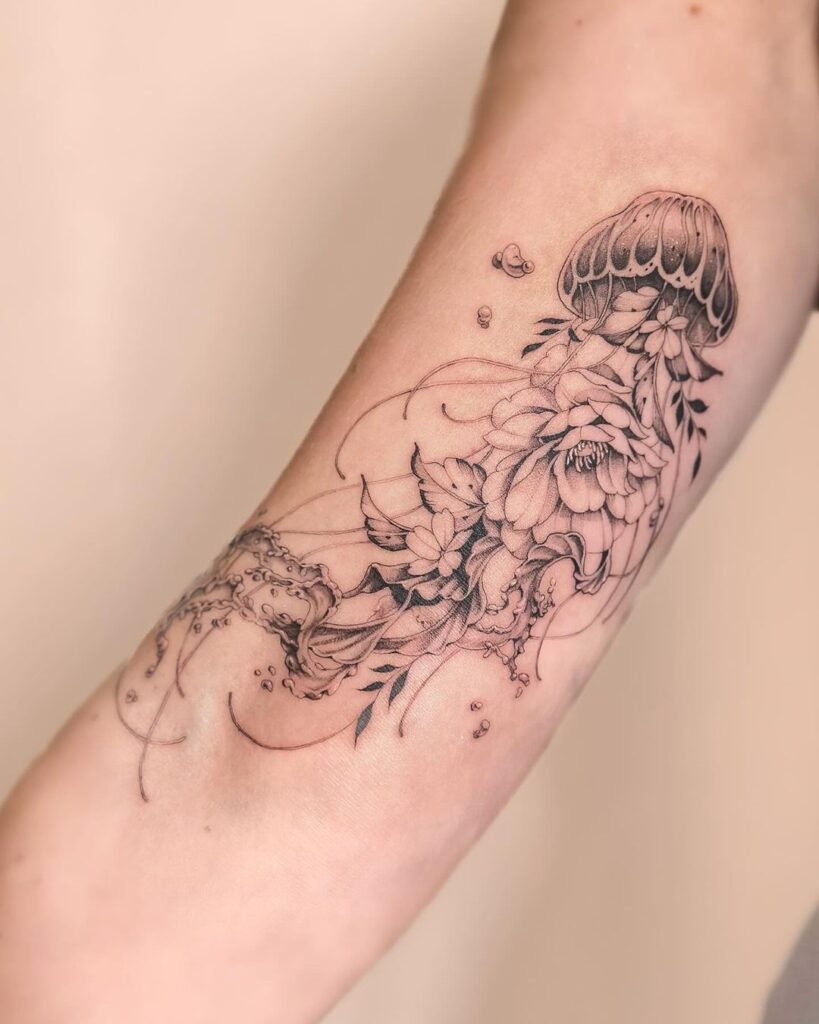 15. Een kwal tattoo met bloemen