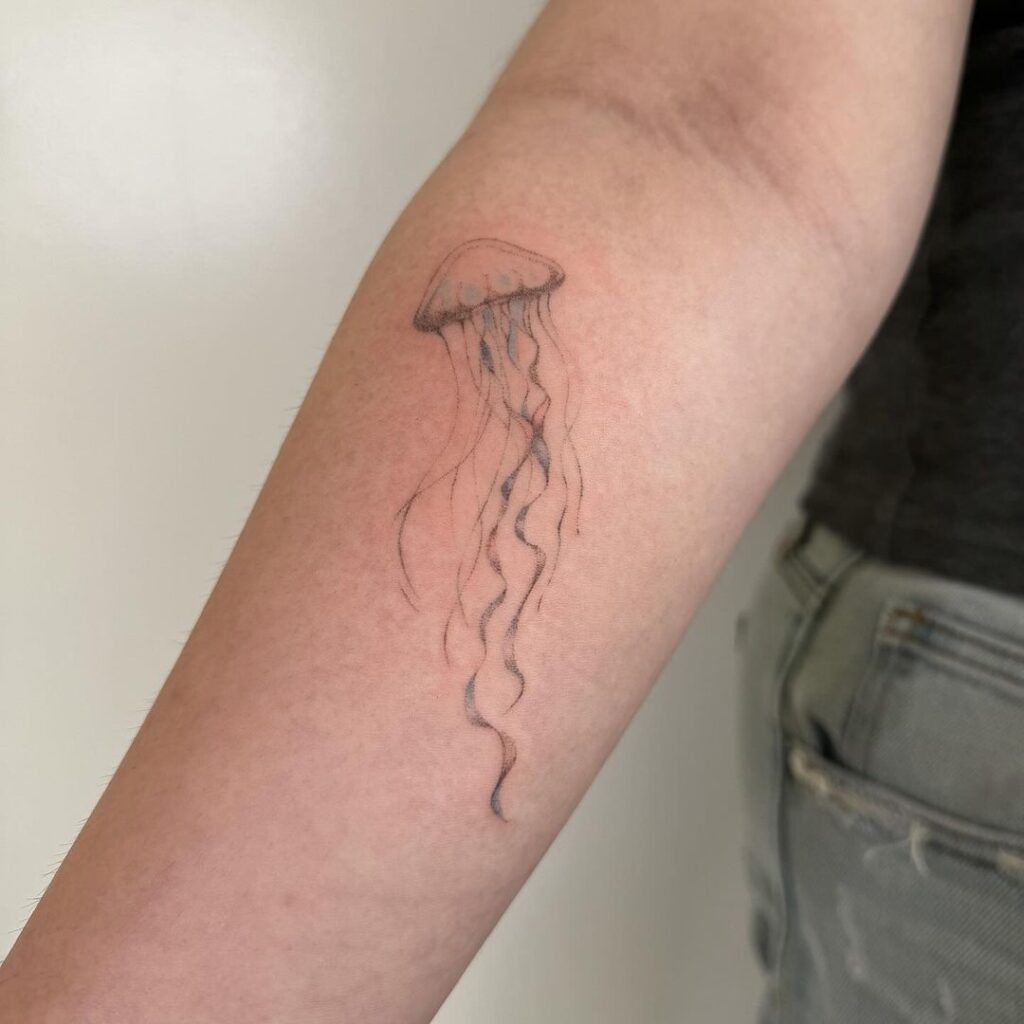 16. Een grijs gewassen kwal tattoo