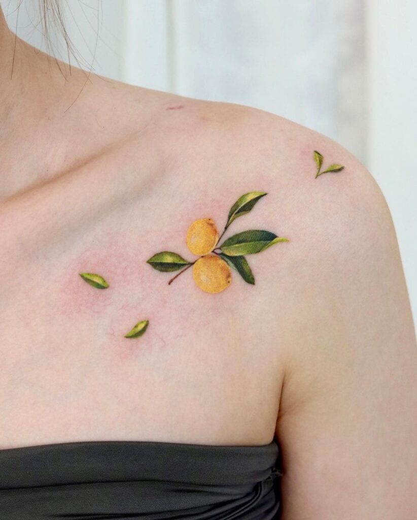 16. Een lemon tattoo op het sleutelbeen