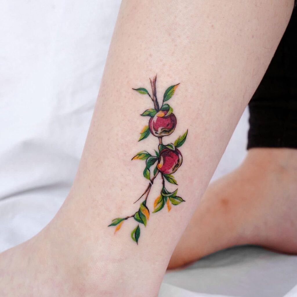 16. Een tatoeage van appeltakken boven de enkel 