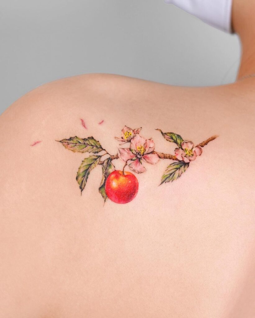 17. Een appeltak tattoo op de schouder 