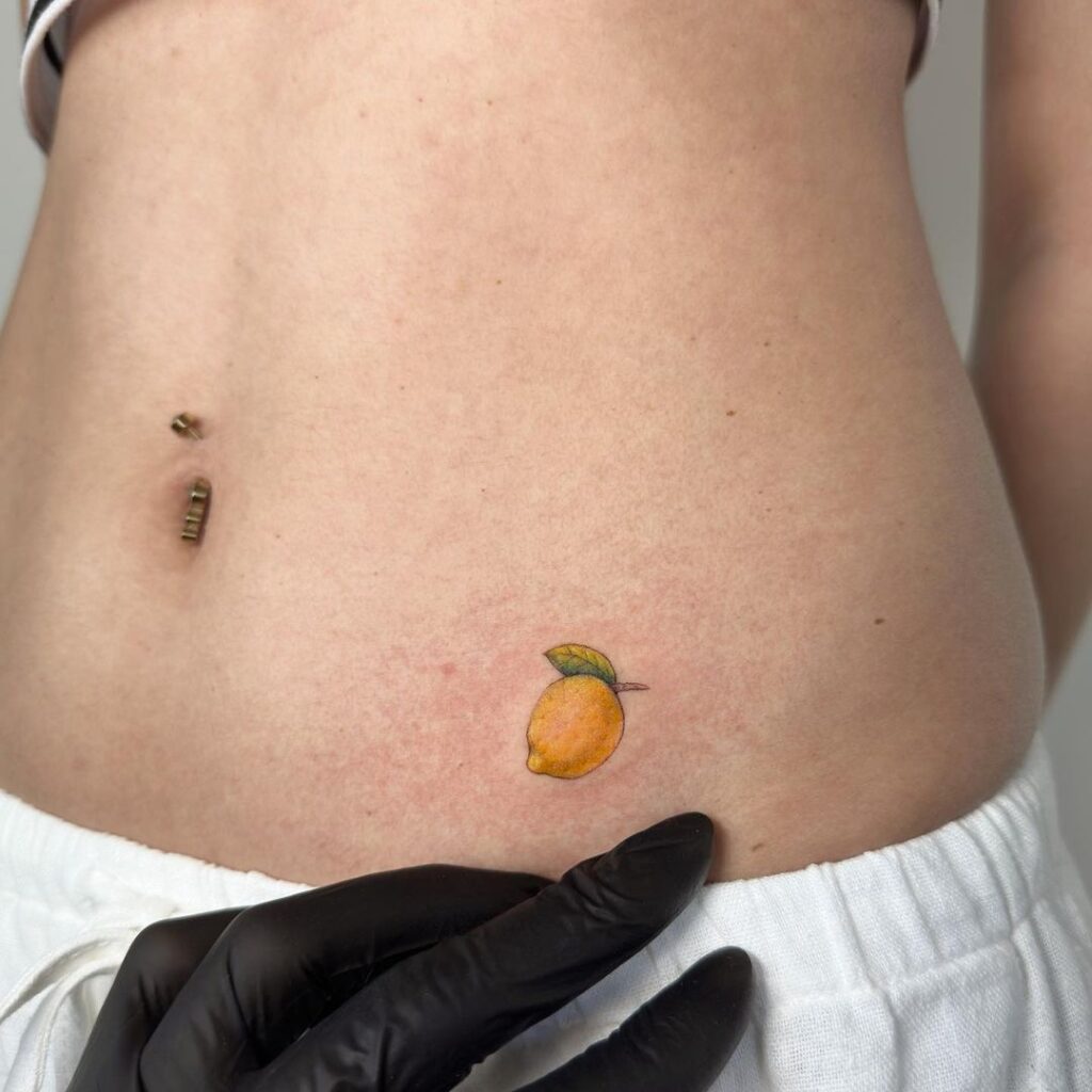 17. Een lemon tattoo op de zijkant van de buik