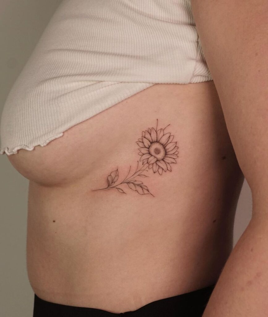18. Een zonnebloem tattoo op de ribbenkast