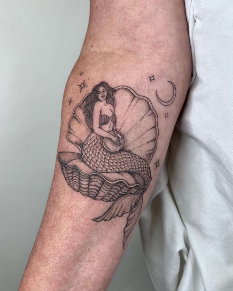 2. Een tattoo van een zeemeermin zittend op een schelp 