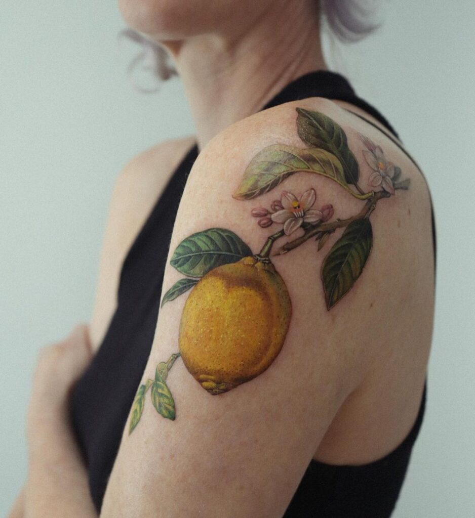 20. Een lemon tattoo op de schouder 