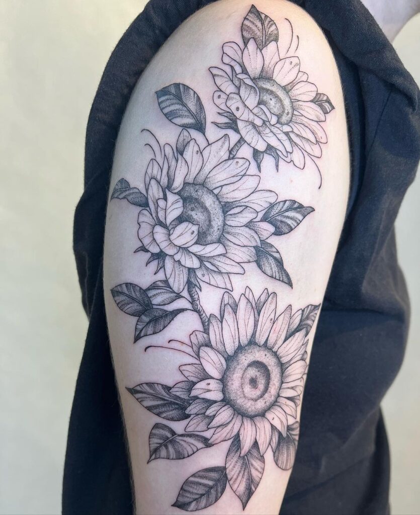 20. Een zwartwerk zonnebloemen tattoo sleeve 