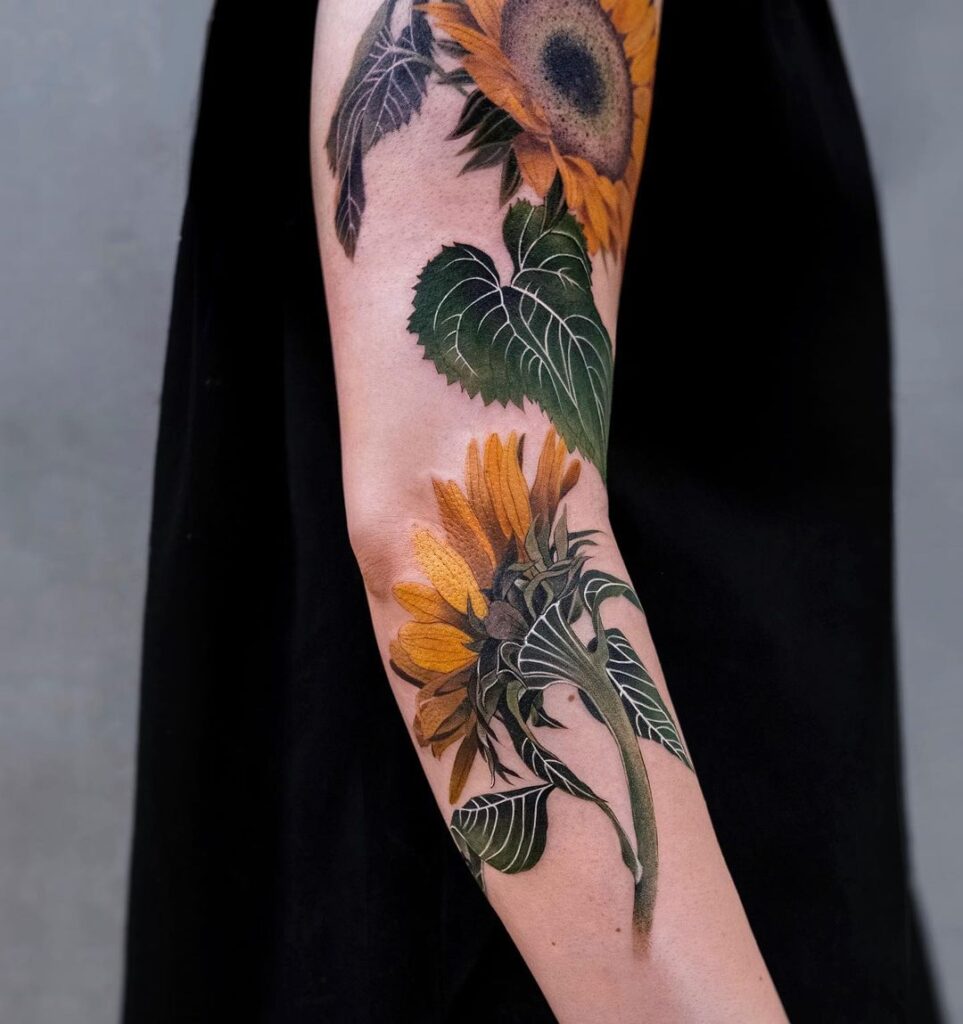 21. Een kleurrijke zonnebloem tattoo sleeve
