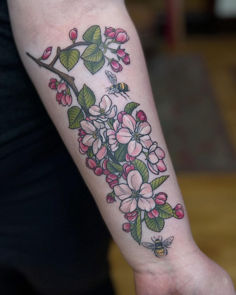 22. Een appelboom tattoo met bijen