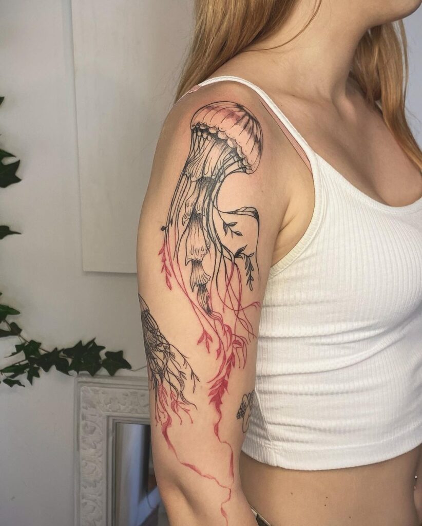 23. Een zwarte en rode kwal tattoo